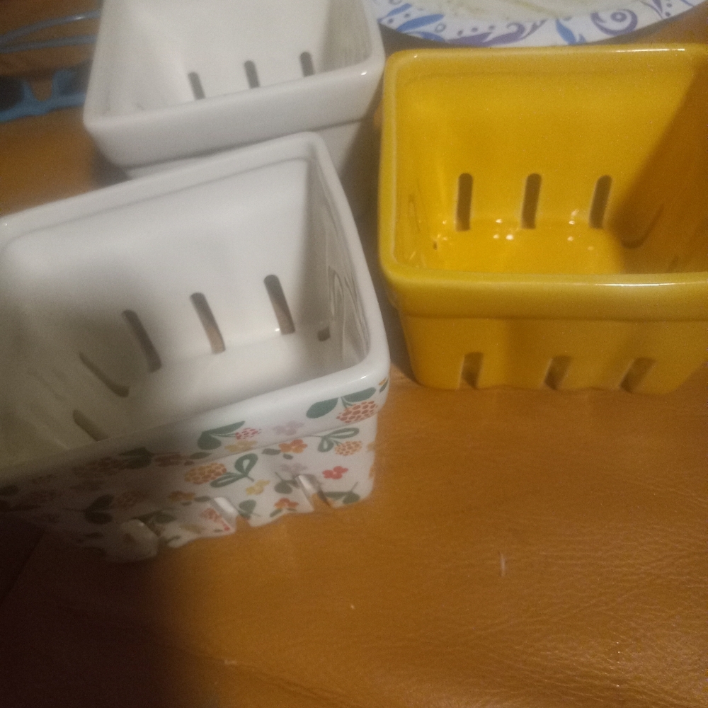 Stoneware berry baskets set of 3. 4 for 20